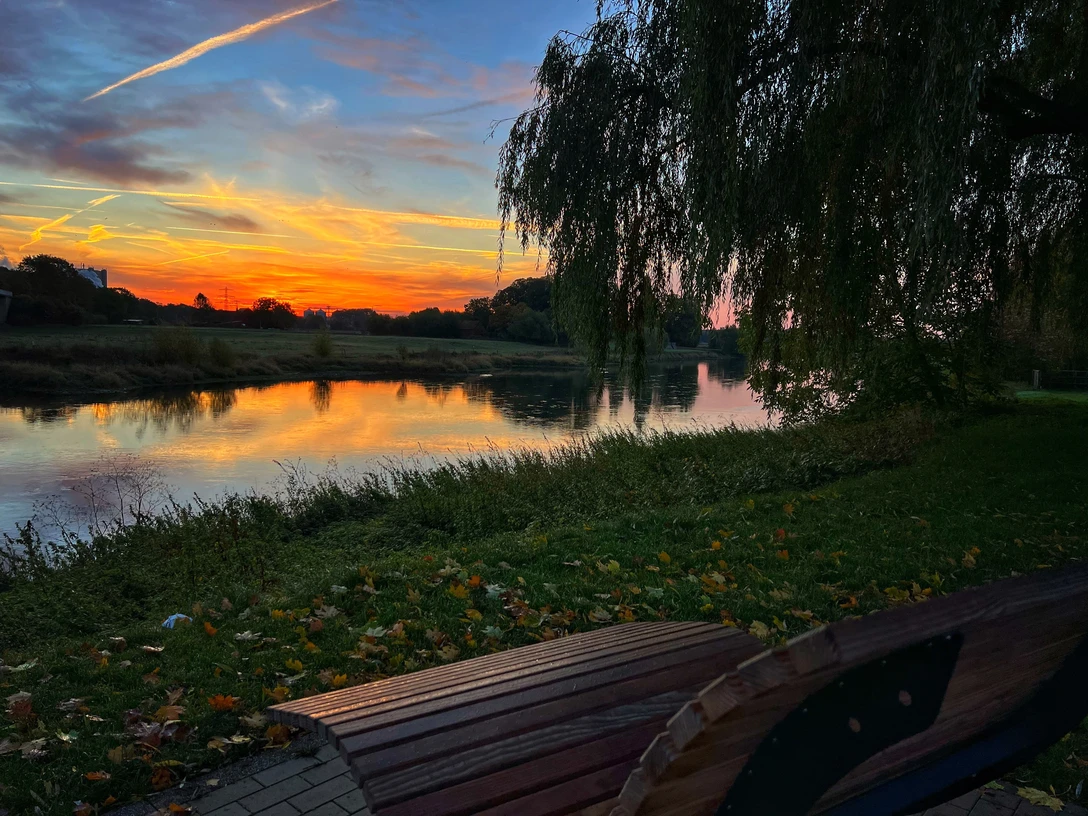 Sonnenaufgang im Herbst am Ösperhafen in Petershagen mit Blick auf die farbenfrohe Weser.
