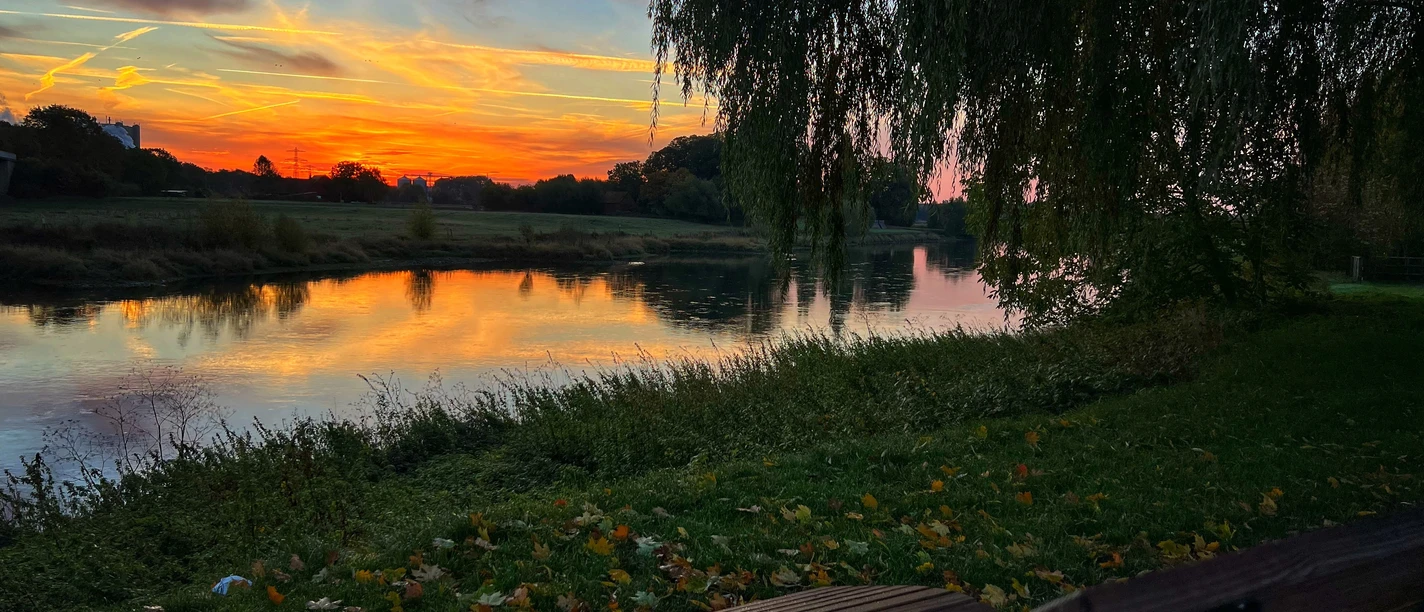 Stadt Petershagen_Petershagen_Sonnenaufgang_Herbst_Ösperhafen_Himmelsliege_Blick über Weser.jpg Sonnenaufgang im Herbst am Ösperhafen in Petershagen mit Blick auf die farbenfrohe Weser.