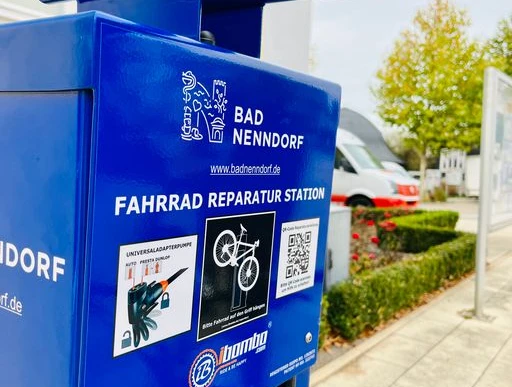 Fahrradreparaturstation vor Haus Kassel