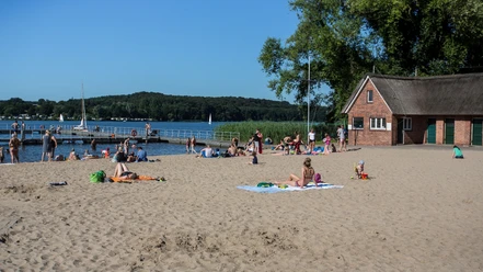 Strandbad_Schlosswiese_RZ_JensButz.jpg Strandbad mit vielen Besuchern, Steg ins Wasser und Badende im See