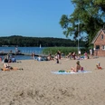 Strandbad_Schlosswiese_RZ_JensButz.jpg Strandbad mit vielen Besuchern, Steg ins Wasser und Badende im See