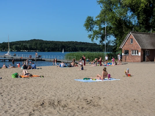 Strandbad_Schlosswiese_RZ_JensButz.jpg Strandbad mit vielen Besuchern, Steg ins Wasser und Badende im See
