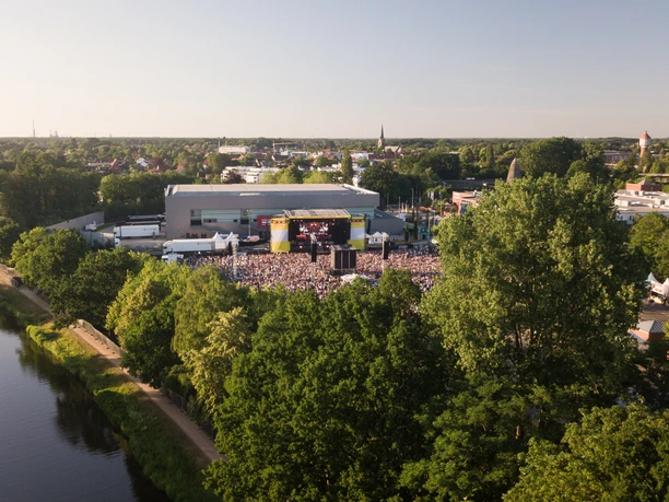 EMSLAND_ARENA-4.jpg Luftaufnahme der EmslandArena in Lingen mit großem Open-Air-Konzert und Menschenmenge im Sommer.