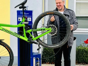 Fahrradreparaturstation an der Tourist-Information