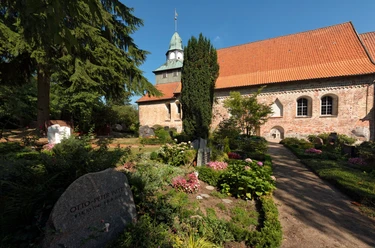 St Georgsberg.jpg vKirche St. Georgsberg vom Friedhof aus, davor bepflanzte Gräber.