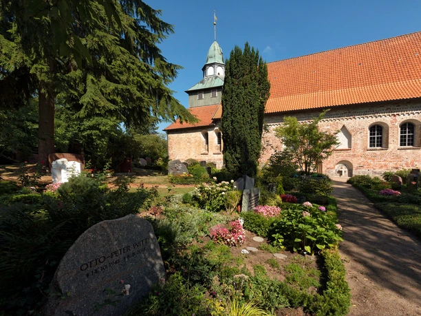 St Georgsberg.jpg vKirche St. Georgsberg vom Friedhof aus, davor bepflanzte Gräber.
