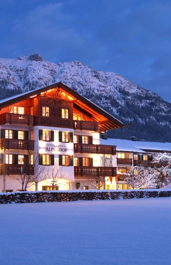 Hotelansicht West Winter