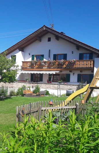 Hausansicht mit Garten