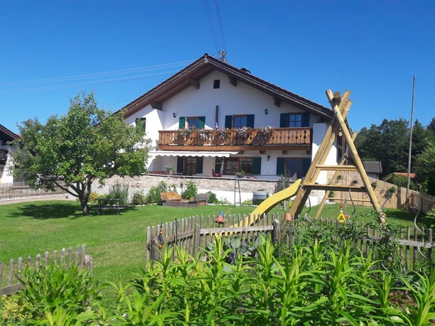 Hausansicht mit Garten