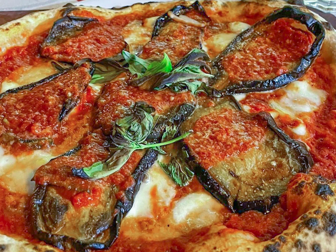 Pizza mit Aubergine