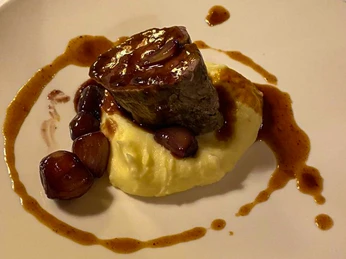 KArtoffelbrei_CCBYSA_Teutoburger Wald_Stadt Schloss Holte-Stukenbrock-24.jpg Ein Teller mit Kartoffelpüree, darauf ein Stück Fleisch und Zwiebeln in Bratensoße angerichtet.