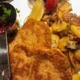 Essen_Wiener_Schnitzel_SHS_CC-BY-SA_Teutoburger_Wald_Stadt_Schloss_Holte-Stukenbrock (1).jpg Zwei goldbraun panierte Wiener Schnitzel mit Zitronenscheibe, Preiselbeersoße und Bratkartoffeln.