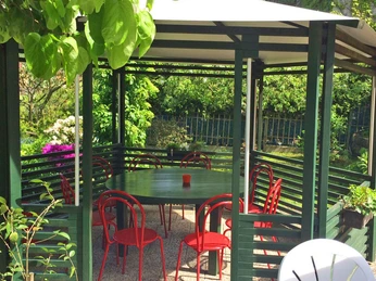 überdachte Sitzecke im Garten