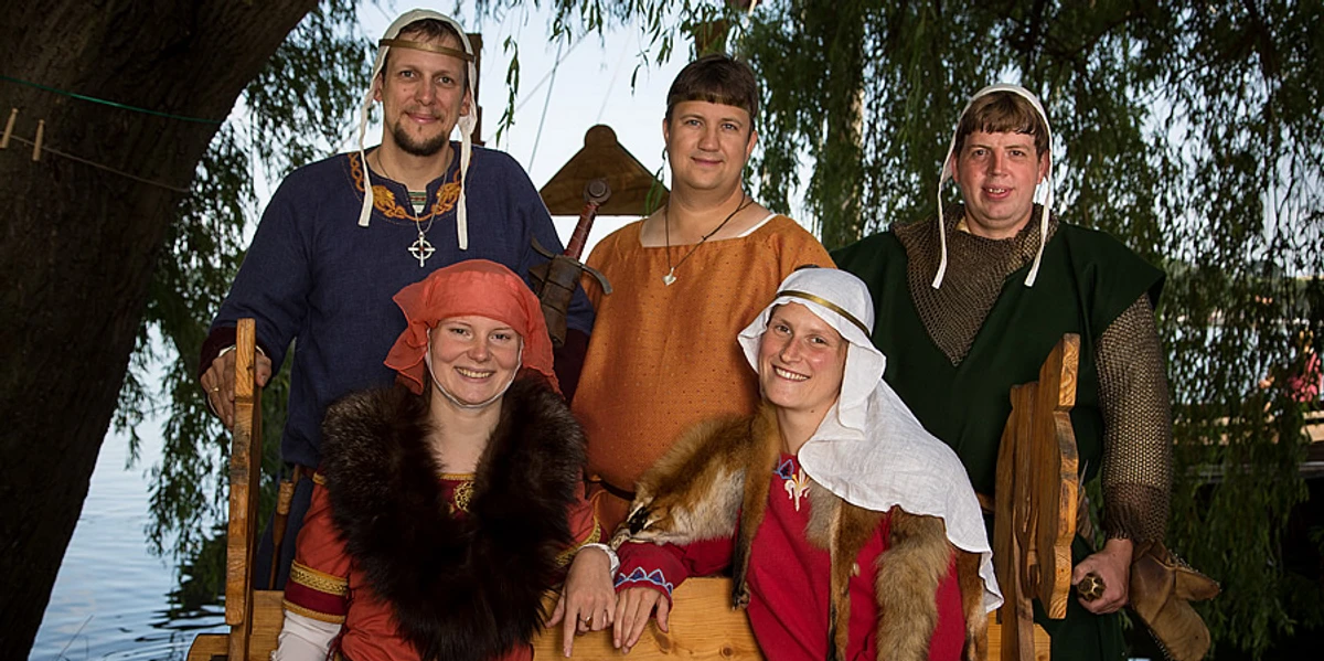 20. Racesburg Wylag am Ufer des Ratzeburger Sees, Jens Butz.jpg Personen am Ufer tragen alte, historische Kleidung