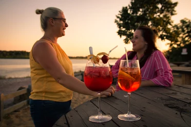 Beachlounge Geesthacht am Abend mit Elbblick