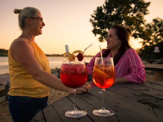 Beachlounge Geesthacht am Abend mit Elbblick