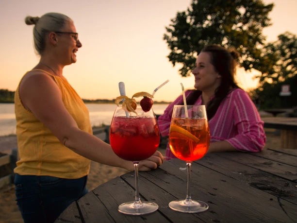 Beachlounge Geesthacht am Abend mit Elbblick