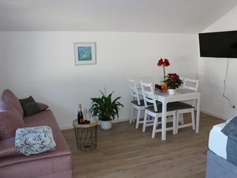 Sitzecke mit Bettsaofa, Esstisch