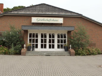 Das Gesellschaftshaus Parrmann ist ein backsteingebautes Versammlungsgebäude mit Glas-Doppeltür.