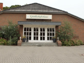 Parrmann Das Gesellschaftshaus Parrmann ist ein backsteingebautes Versammlungsgebäude mit Glas-Doppeltür.