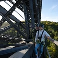 Brückensteig Zwei Personen in Kletterausrüstung auf einer Brücke