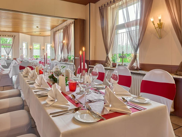 Festively laid table in the Waldhaus restaurant