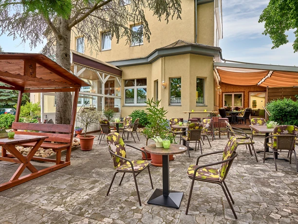 Restaurant-Waldhaus-Terrasse.jpg Terrasse mit mehreren Tischen