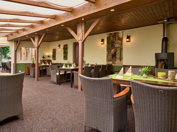 Restaurant-Waldhaus-Wintergarten.jpg Tische und Korbmöbel im Wintergarten des Restaurants