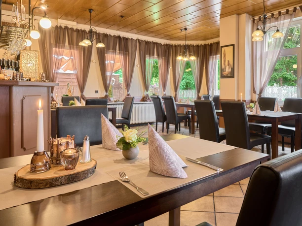 Gastenkamer met rustieke tafelschikking