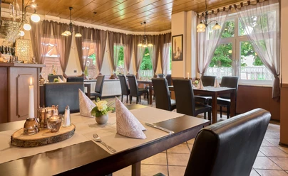 Restaurant-Waldhaus.jpg Gastraum mit rustikal gedecktem Tisch