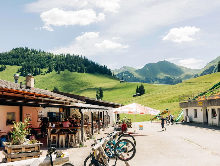 Berghotel Wiriehorn Aussenansicht Sommer Berghotel Wiriehorn Aussenansicht SommerMountain Hotel Wiriehorn exterior view summerHôtel de Montagne Wiriehorn vue extérieure été