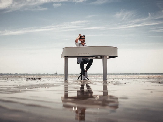Töwerland-Konzerte: Josef Barnickel.jpg Töwerland-Konzerte: Josef BarnickelTöwerland Concerts: Josef BarnickelTöwerland Concerts: Josef BarnickelTöwerland Concerten: Josef Barnickel