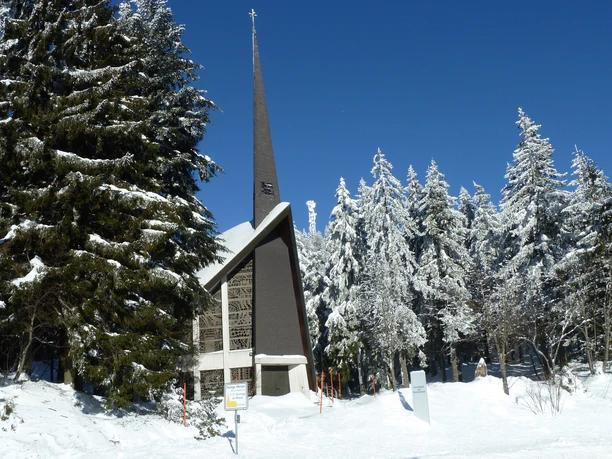 St. Michaelskapelle am Mummelsee im Winter