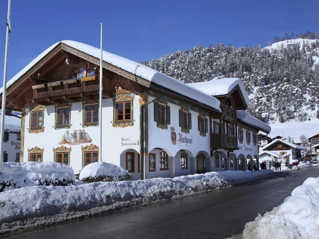 Tourist-Information und Rathaus in Wallgau bei Winter