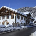 Tourist-Information und Rathaus in Wallgau bei Winter