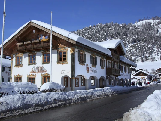Tourist-Information und Rathaus in Wallgau bei Winter
