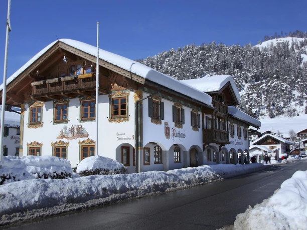 Tourist-Information und Rathaus in Wallgau bei Winter