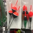 Angeln2.JPG In einem Anglergeschäft hängen in Folien verpackte bunte Schwimmer verschiedener Formen und Größen.