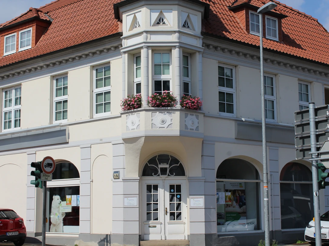 Stadtvilla Eine zweigeschossige weiße Stadtvilla mit rotem Ziegeldach und dekorativem Erker zur Straßenecke.A two-storey white town villa with a red tiled roof and decorative bay window on the street corner.En hvid byvilla i to etager med rødt tegltag og dekorativ karnap på gadehjørnet.Een witte stadsvilla van twee verdiepingen met een rood pannendak en een decoratieve erker op de hoek van de straat.