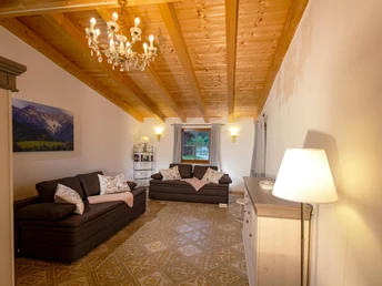 Wohnzimmer mit Boxspring Schlafsofa und TV