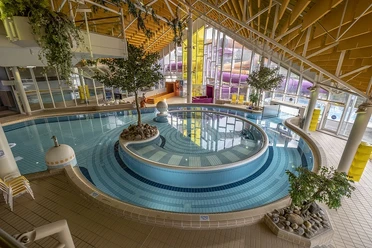 Aqualip Freizeitbad Das Aqualip Freizeitbad begeistert mit einem großen Innenbecken und einer Rutsche in moderner Architektur.