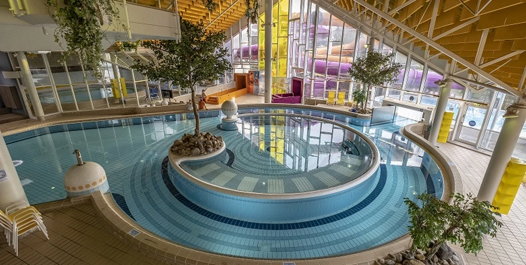 Aqualip Freizeitbad Das Aqualip Freizeitbad begeistert mit einem großen Innenbecken und einer Rutsche in moderner Architektur.