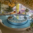 Aqualip Freizeitbad Das Aqualip Freizeitbad begeistert mit einem großen Innenbecken und einer Rutsche in moderner Architektur.