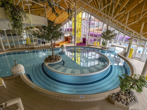 Aqualip Freizeitbad Das Aqualip Freizeitbad begeistert mit einem großen Innenbecken und einer Rutsche in moderner Architektur.