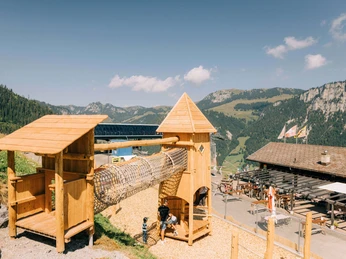 Anlage des Abenteuerspielplatzes am Wiriehorn Überblick über den Abenteuerspielplatz am WiriehornOverview of the adventure playground at WiriehornVue d'ensemble du terrain de jeux d'aventure du Wiriehorn