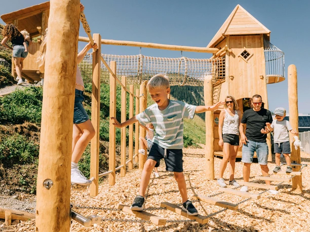 Le terrain de jeux d'aventure demande de l'adresse Le terrain de jeux d'aventure demande de l'adresse