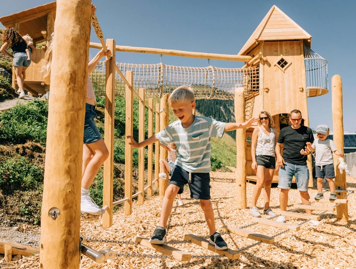 Skill is needed at the adventure playground Auf dem Abenteuerspielplatz ist Geschicklichkeit gefragtSkill is needed at the adventure playgroundLe terrain de jeux d'aventure demande de l'adresse