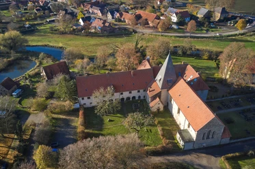 Kloster Malgarten Uitzicht op het klooster Malgarten, een voormalige benedictijnenabdij met een Romaanse kerk en een vredig kloosterterrein omgeven door groen.