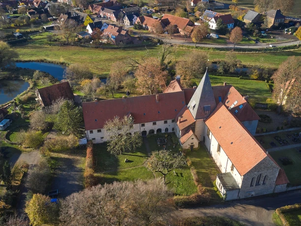 Kloster Malgarten Blick auf Kloster Malgarten, eine ehemalige Benediktinerabtei mit romanischer Kirche und ruhiger Klosteranlage im Grünen.