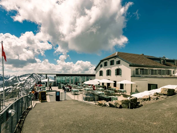 berghaus-niesen-kulm-terrasse-fruehling-schneefelder-sonnernschirme.jpg